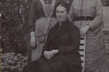 FNAGP 03 - Léontine Smith with her daughters Madeleine and Jeanne